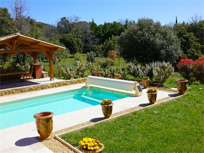 The three larger vases will now be planted with the “Dipladenia Rio” variety