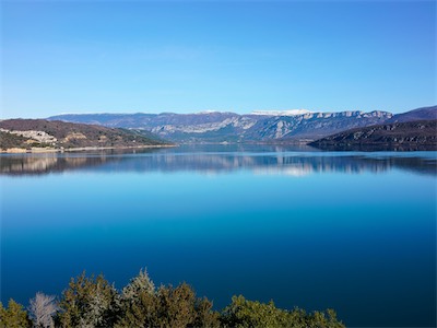 Lac de Sainte-Croix and the snow-covered Grand Mourre 